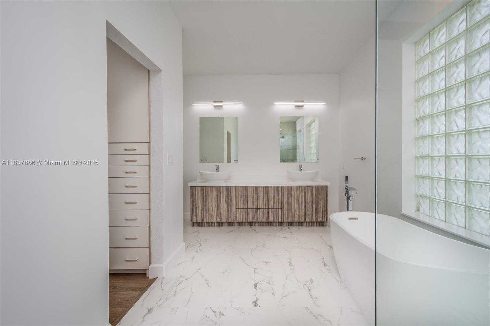 Small Image of 2664 EDGEWATER DR #2664, Weston Number 14