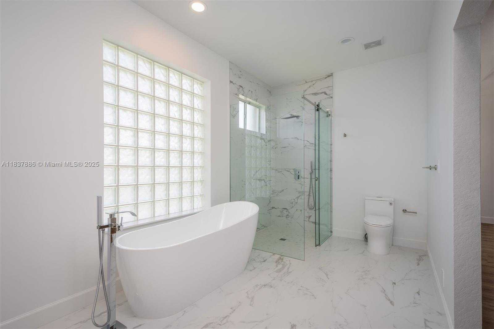 Small Image of 2664 EDGEWATER DR #2664, Weston Number 15