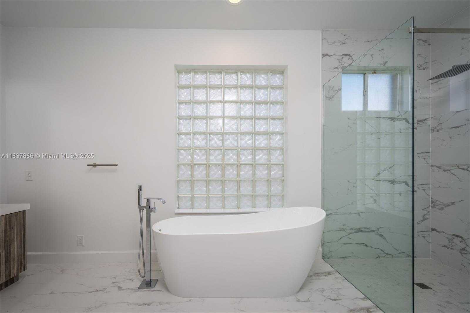 Small Image of 2664 EDGEWATER DR #2664, Weston Number 17