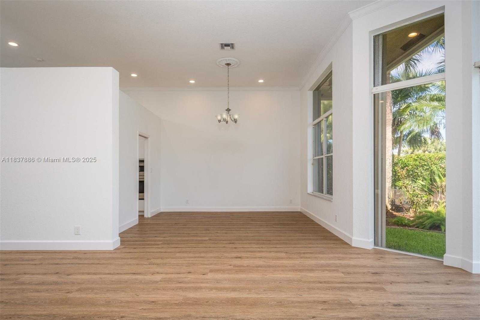 Small Image of 2664 EDGEWATER DR #2664, Weston Number 5