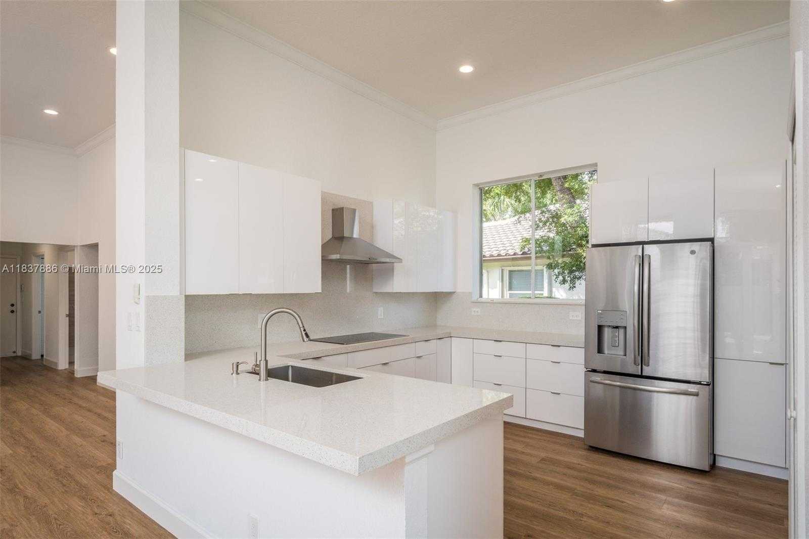 Small Image of 2664 EDGEWATER DR #2664, Weston Number 7