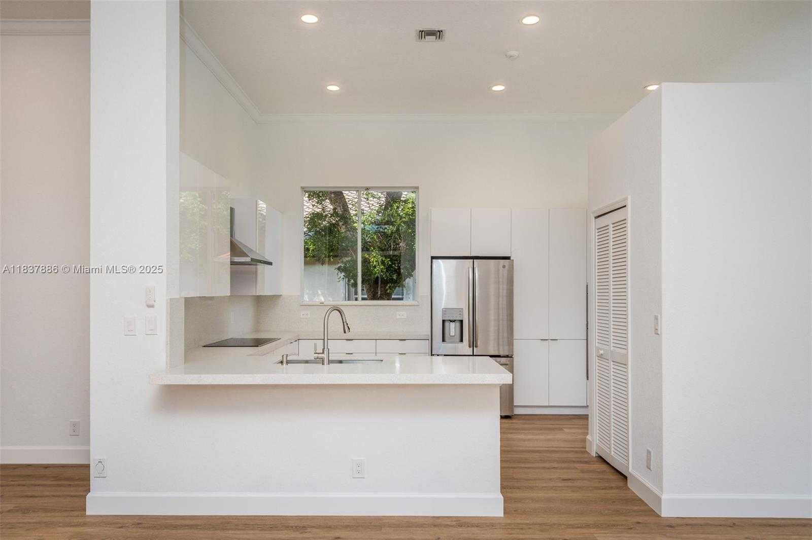 Small Image of 2664 EDGEWATER DR #2664, Weston Number 8