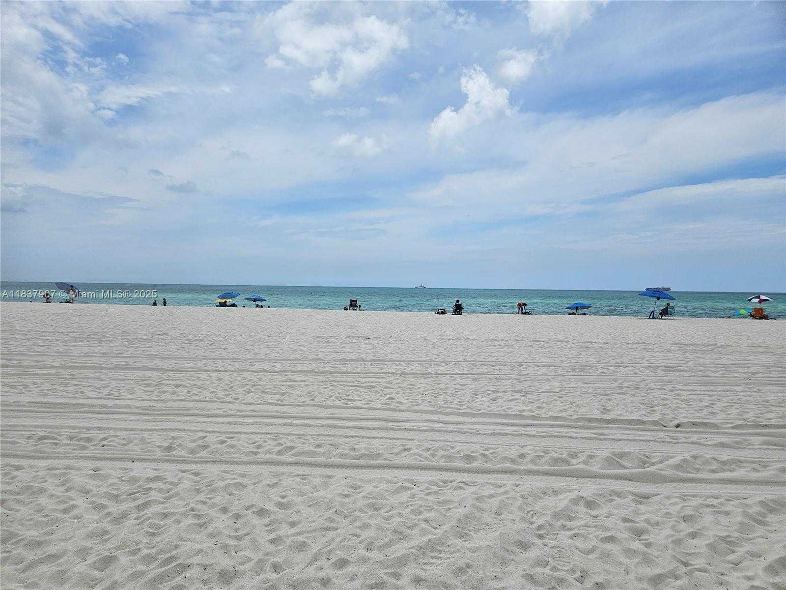 Small Image of 2625 COLLINS AVE #1802, Miami Beach Number 31