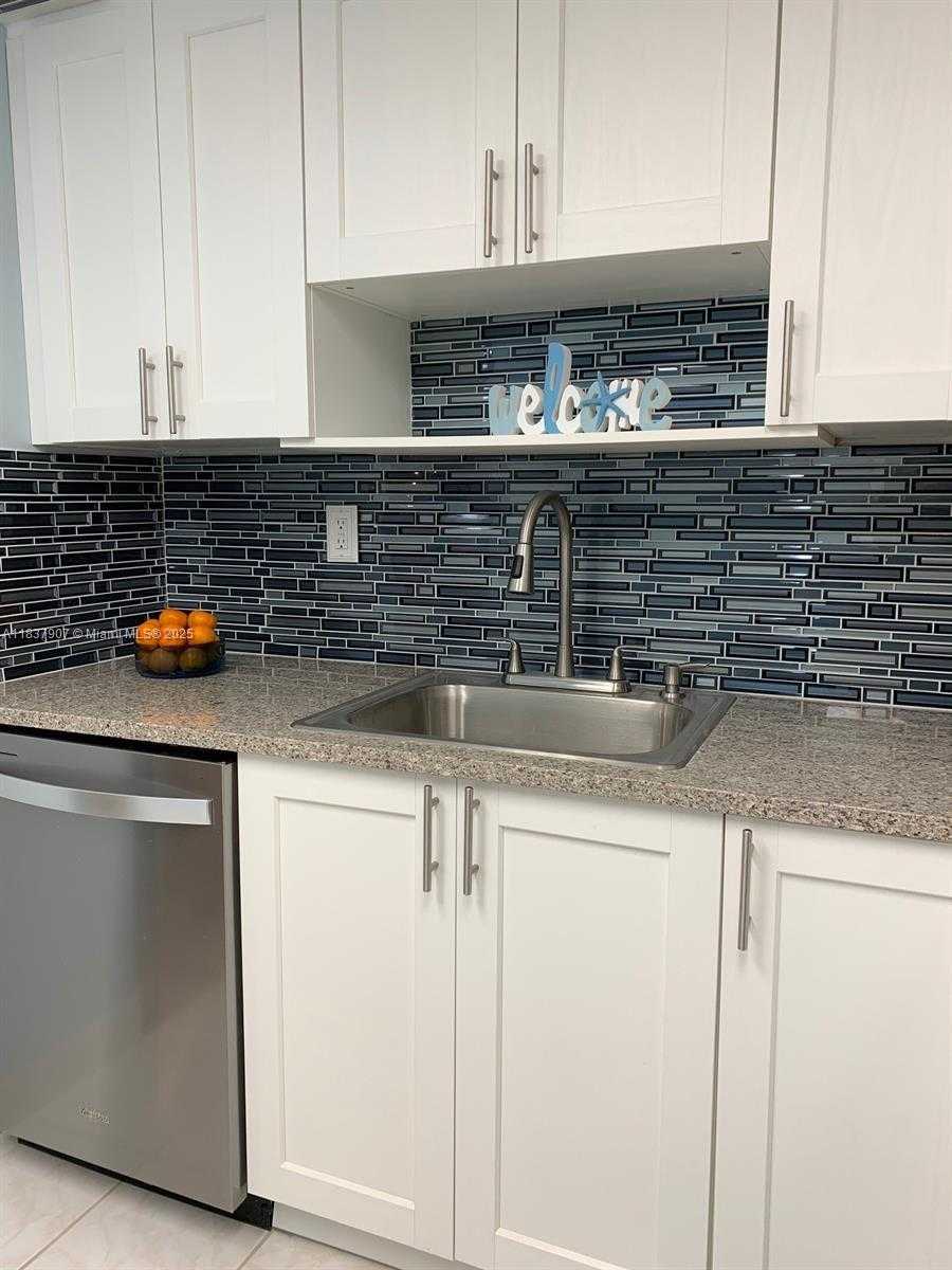 Small Image of 2625 COLLINS AVE #1802, Miami Beach Number 4