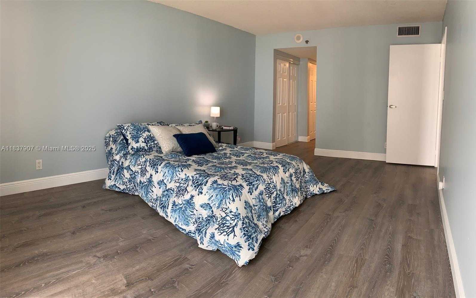 Small Image of 2625 COLLINS AVE #1802, Miami Beach Number 8