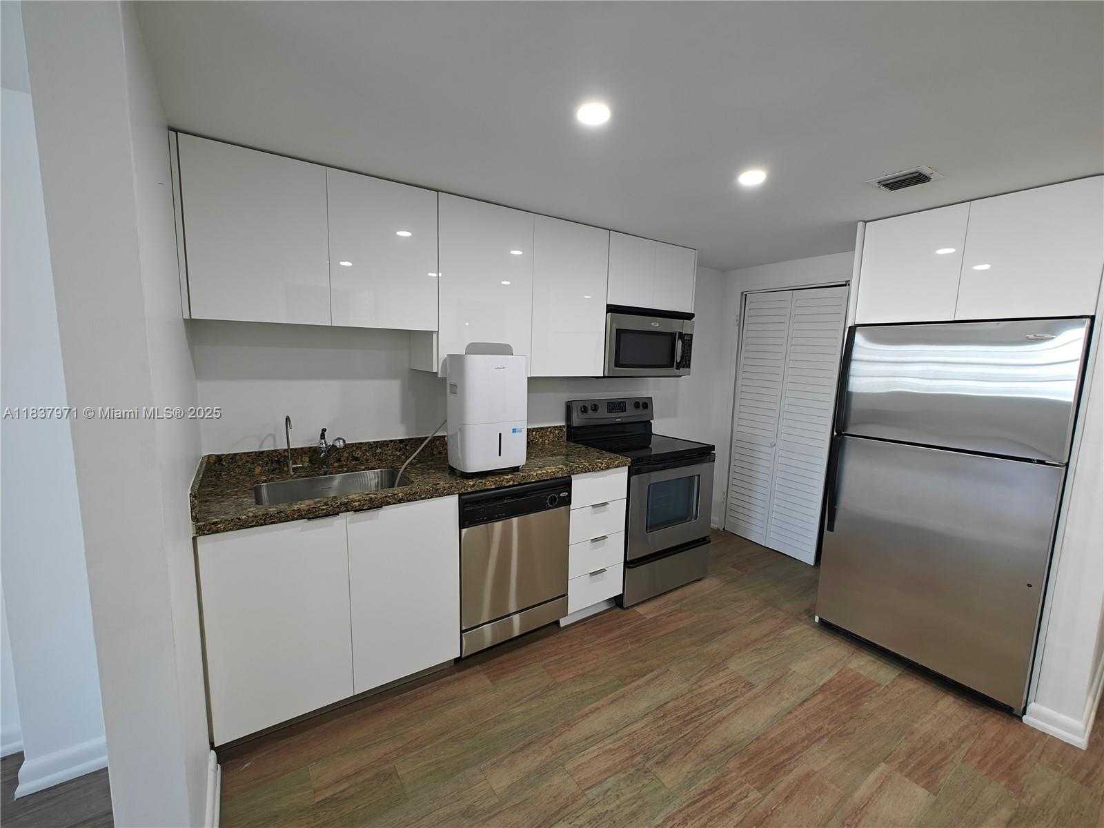 Small Image of 801 BRICKELL BAY DR #1963, Miami Number 12