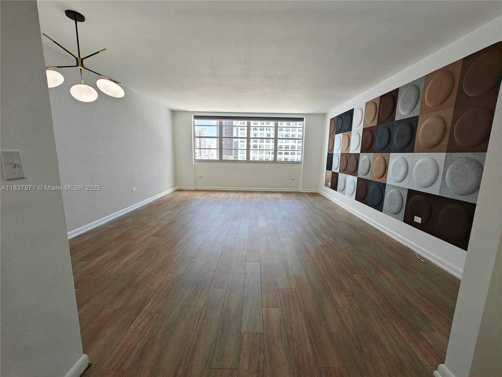 Small Image of 801 BRICKELL BAY DR #1963, Miami Number 3