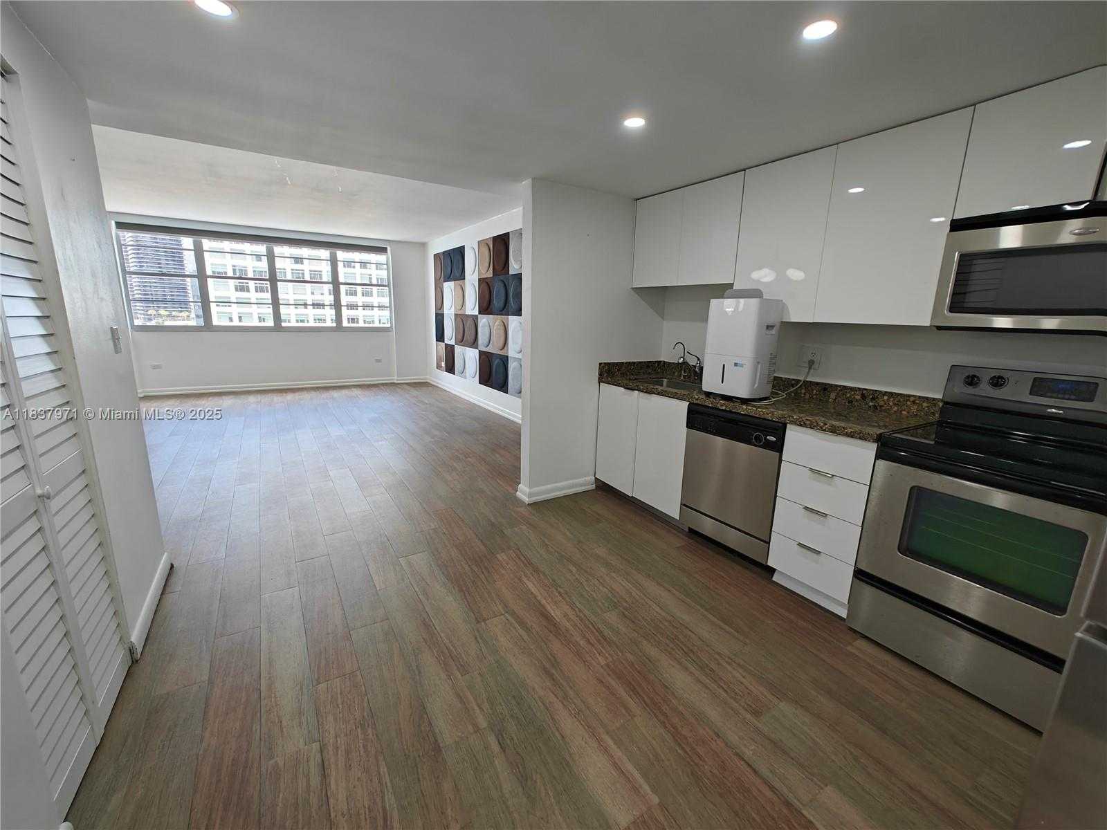 Small Image of 801 BRICKELL BAY DR #1963, Miami Number 5