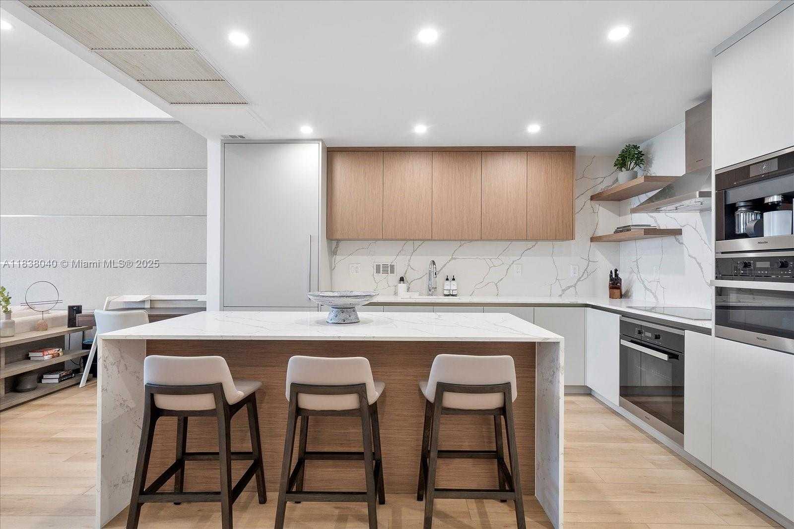 Small Image of 2301 COLLINS AVE #1633, Miami Beach Number 3