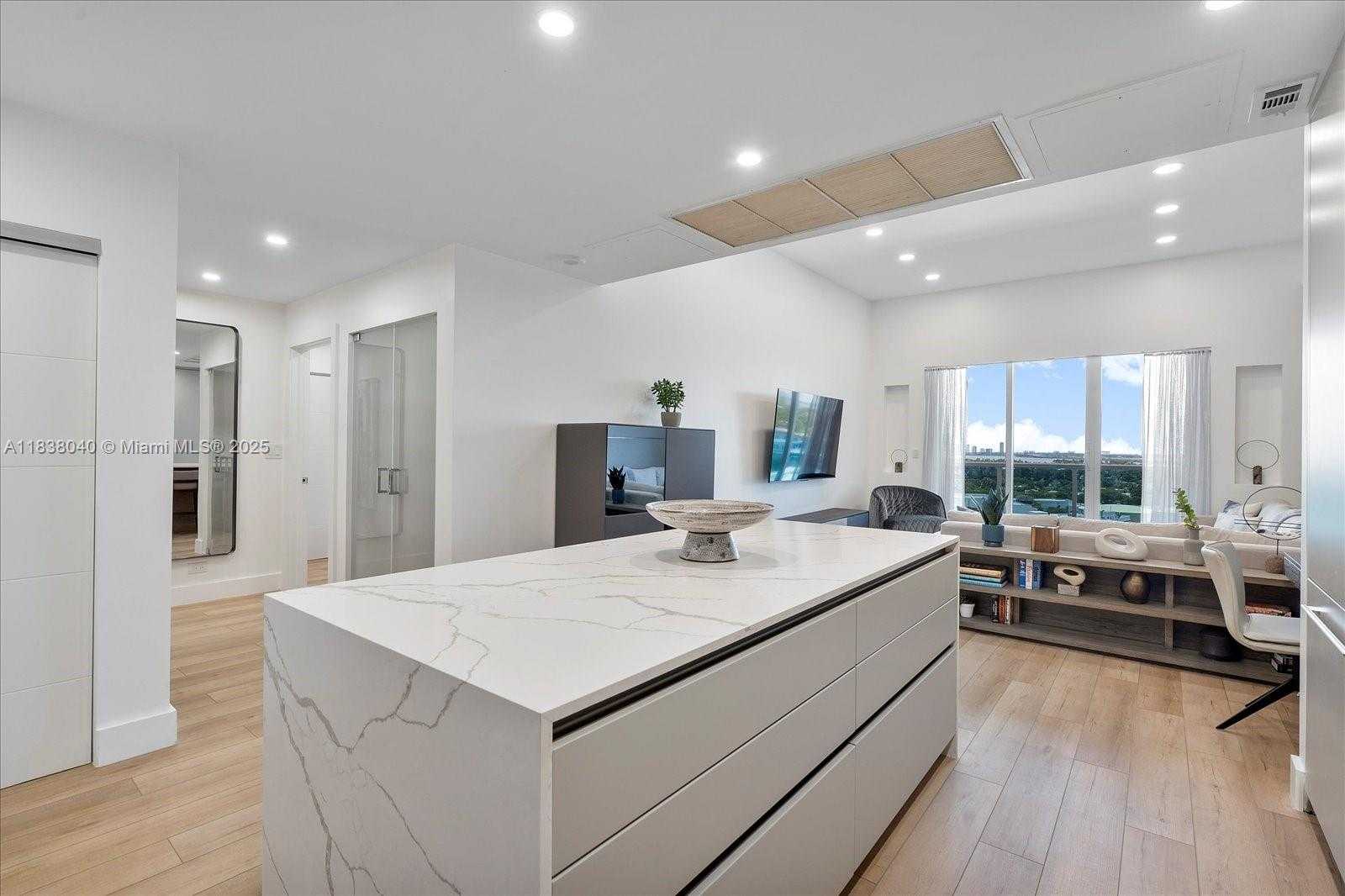 Small Image of 2301 COLLINS AVE #1633, Miami Beach Number 8