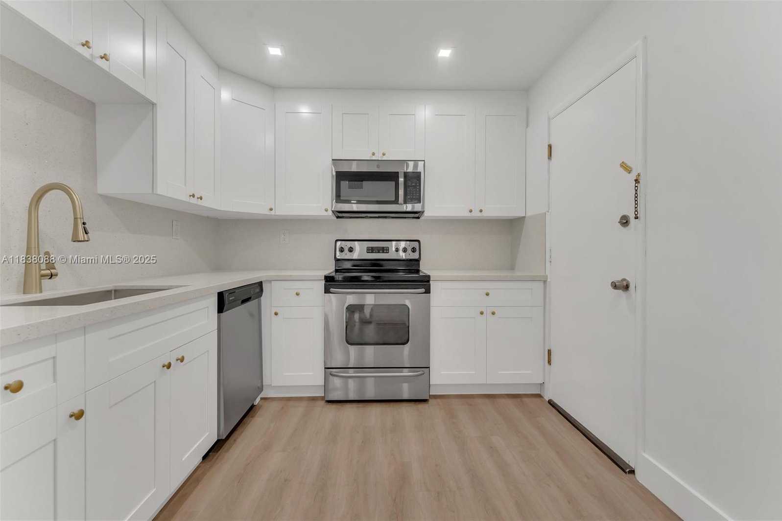 Small Image of 9500 WEST BAY HARBOR DR #5F, Bay Harbor Islands Number 4