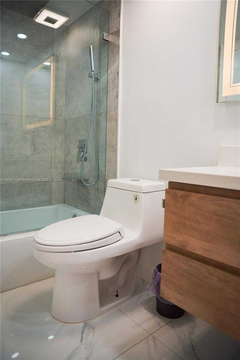 Small Image of 7601 EAST TREASURE DR #1422, North Bay Village Number 5