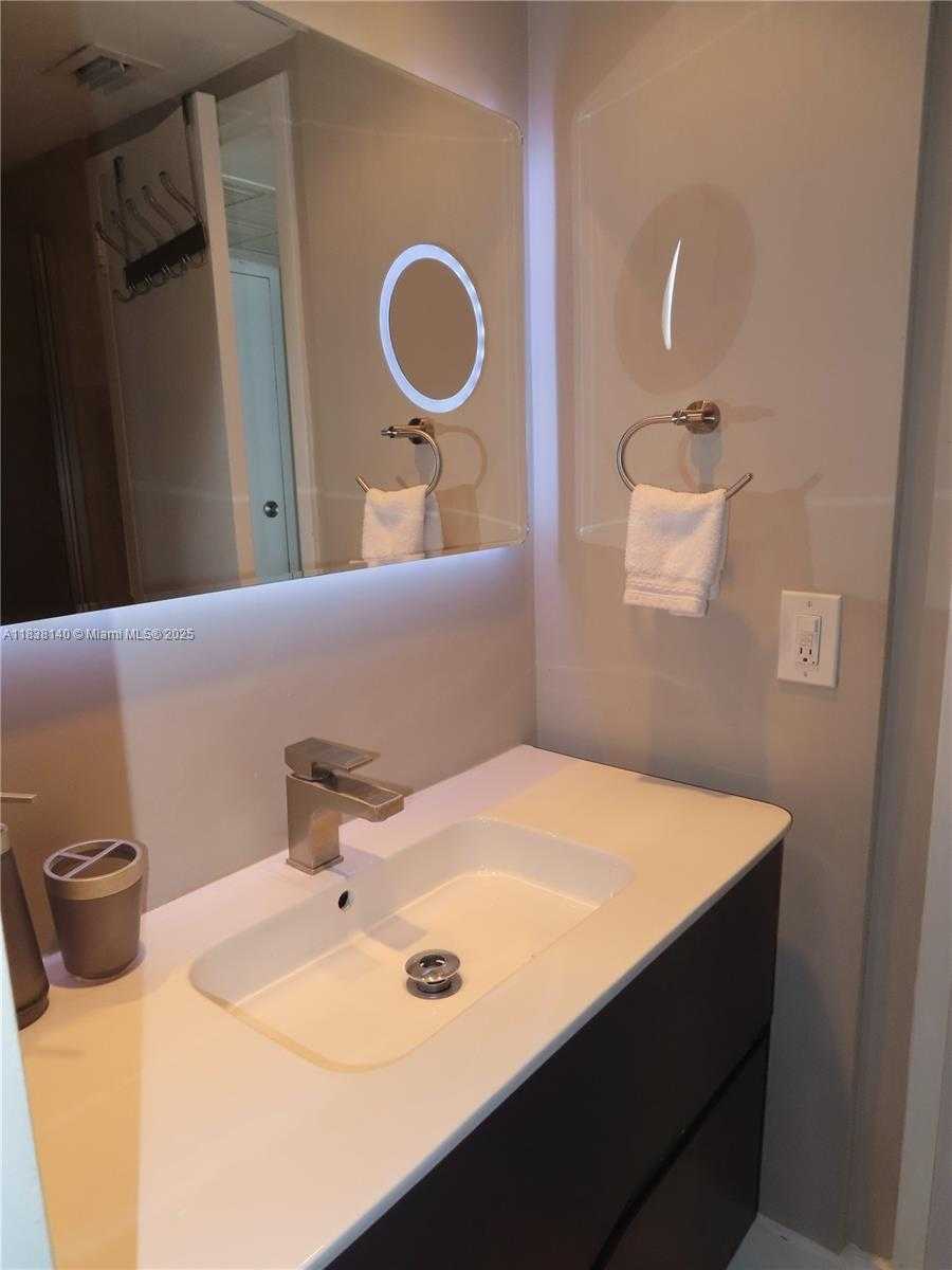 Small Image of 5701 COLLINS AVE #704, Miami Beach Number 15