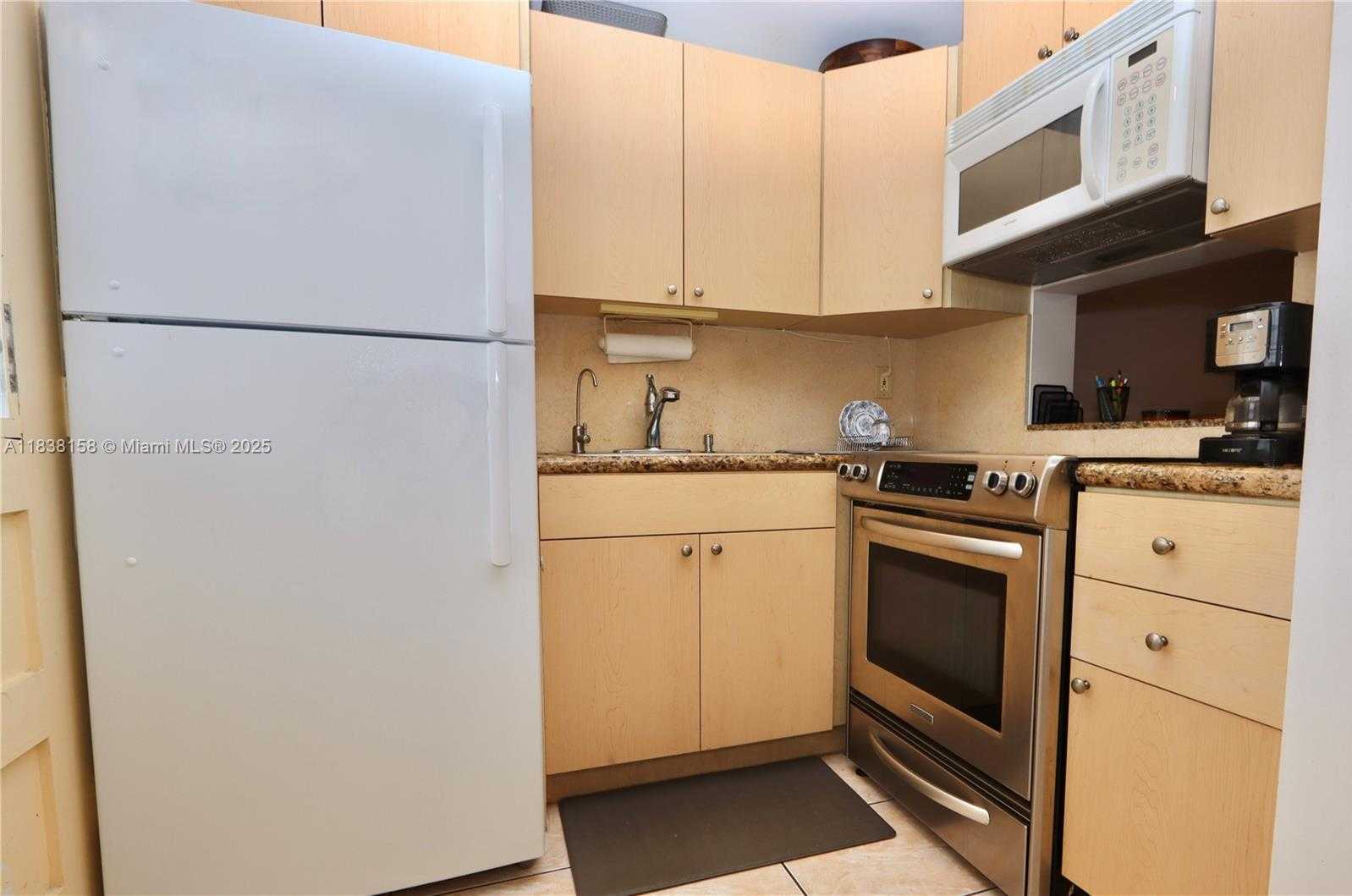 Small Image of 2851 LEONARD DR #J507, Aventura Number 4