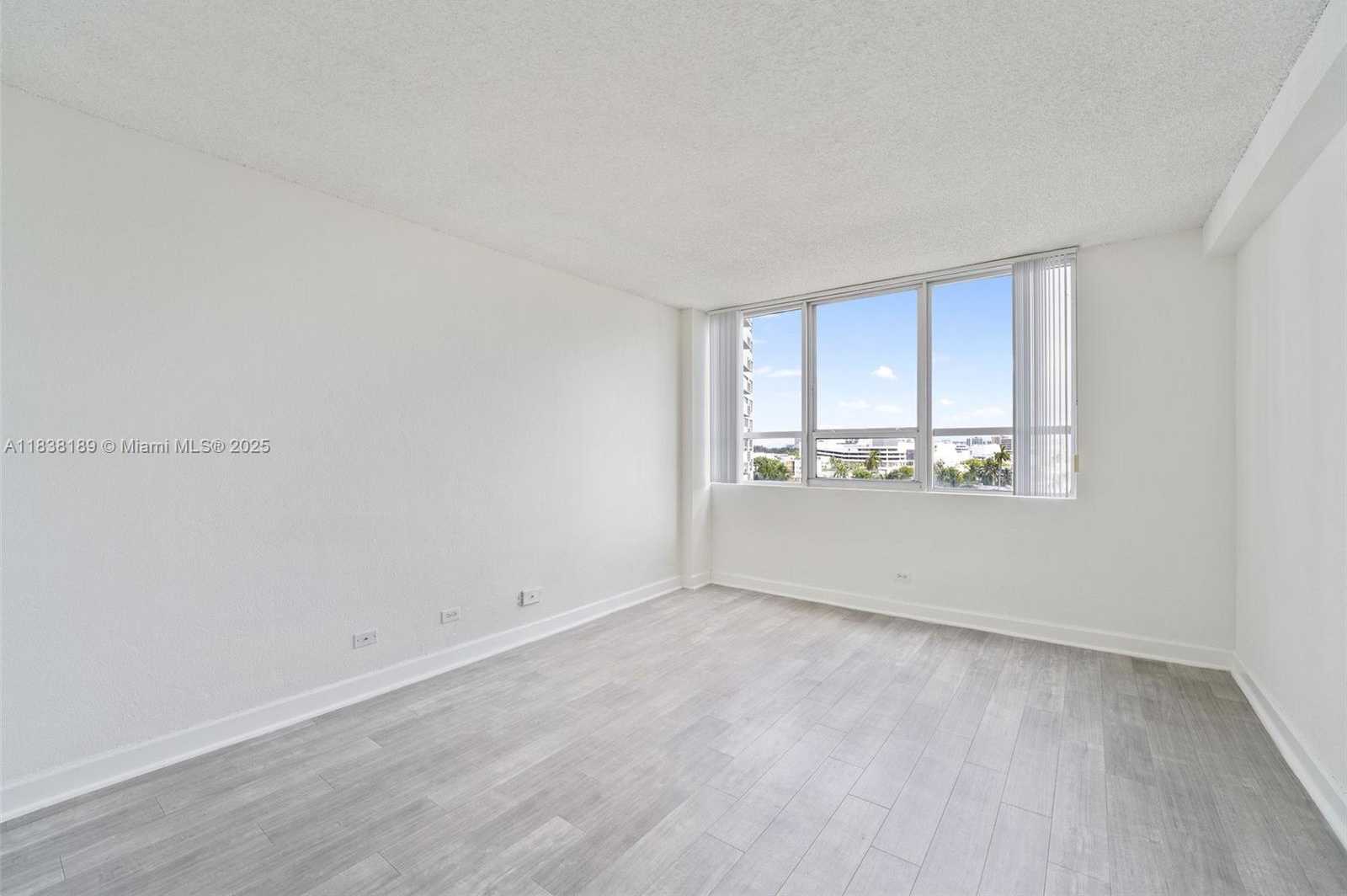 Small Image of 1500 BAY RD #S-1508, Miami Beach Number 11