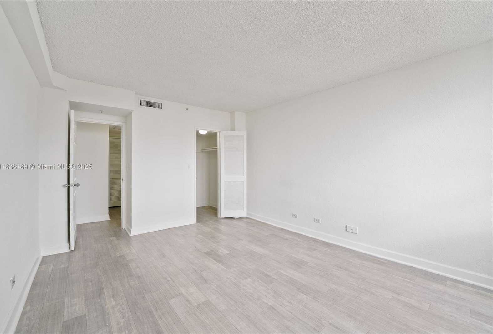 Small Image of 1500 BAY RD #S-1508, Miami Beach Number 13