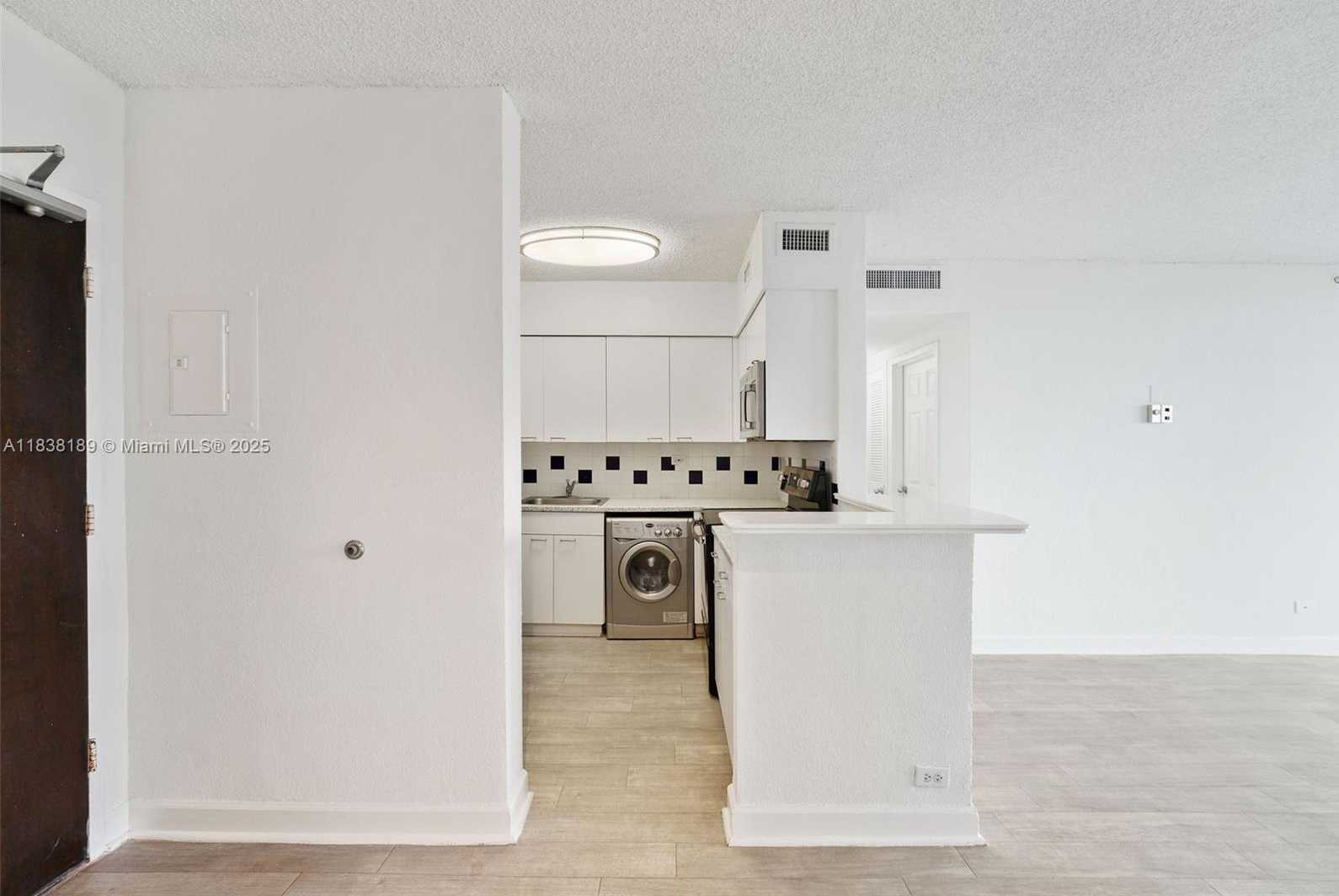Small Image of 1500 BAY RD #S-1508, Miami Beach Number 5