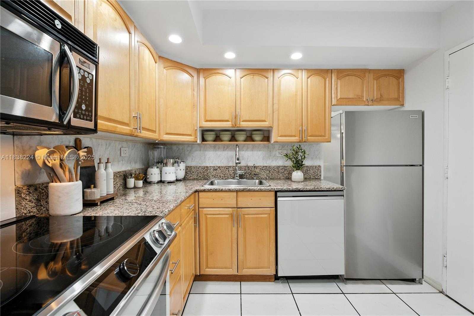 Small Image of 5555 COLLINS AVE #6W, Miami Beach Number 10