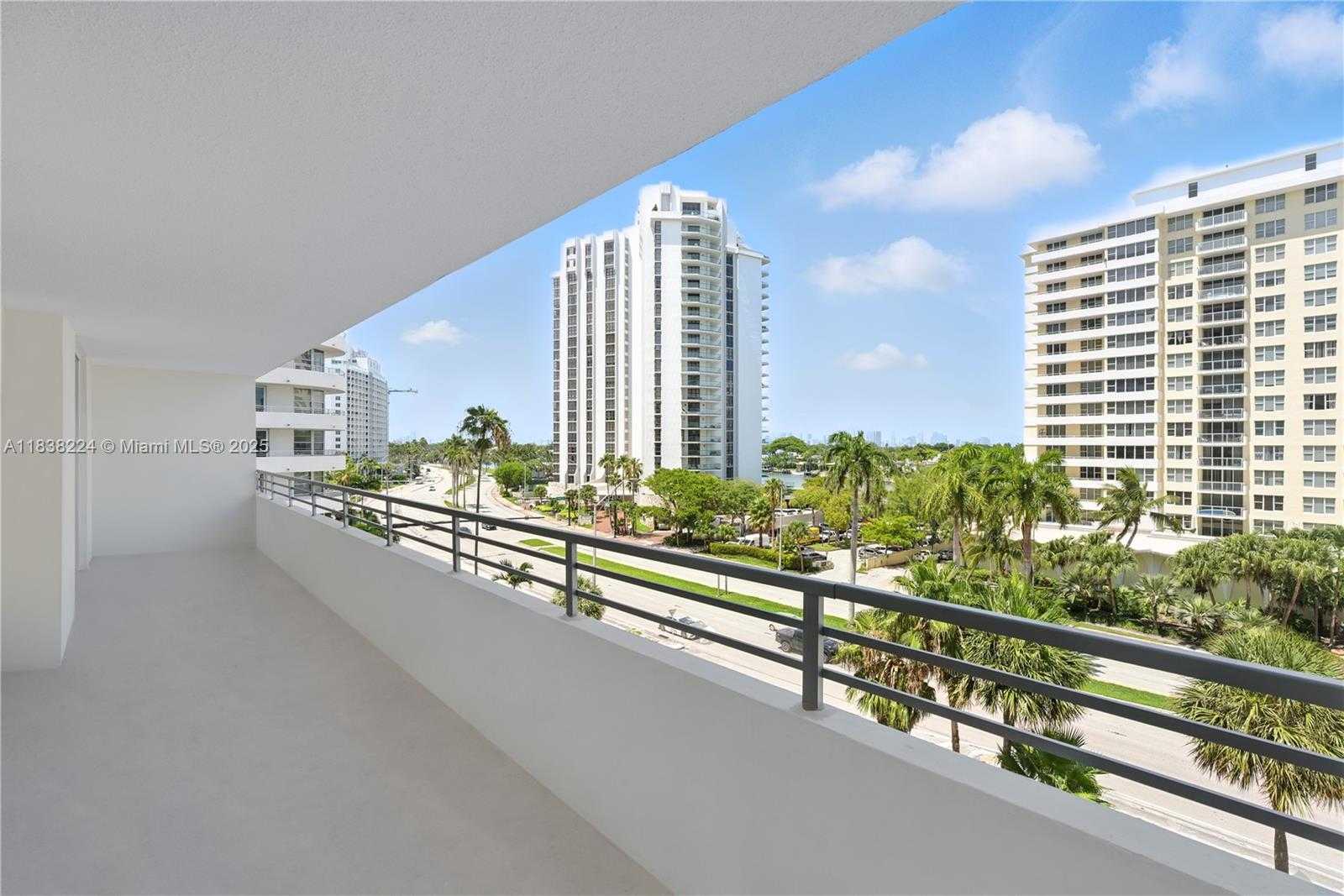 Small Image of 5555 COLLINS AVE #6W, Miami Beach Number 2