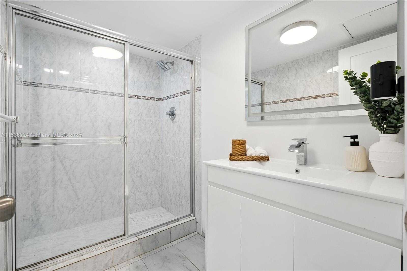 Small Image of 5555 COLLINS AVE #6W, Miami Beach Number 7