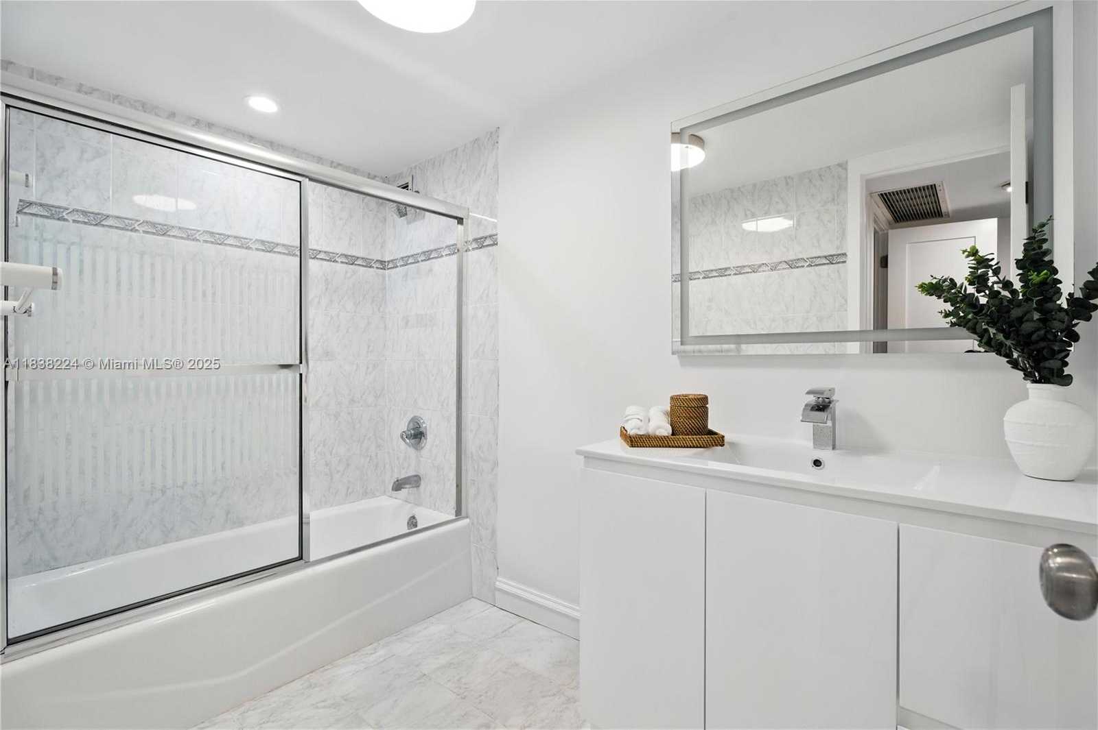 Small Image of 5555 COLLINS AVE #6W, Miami Beach Number 9