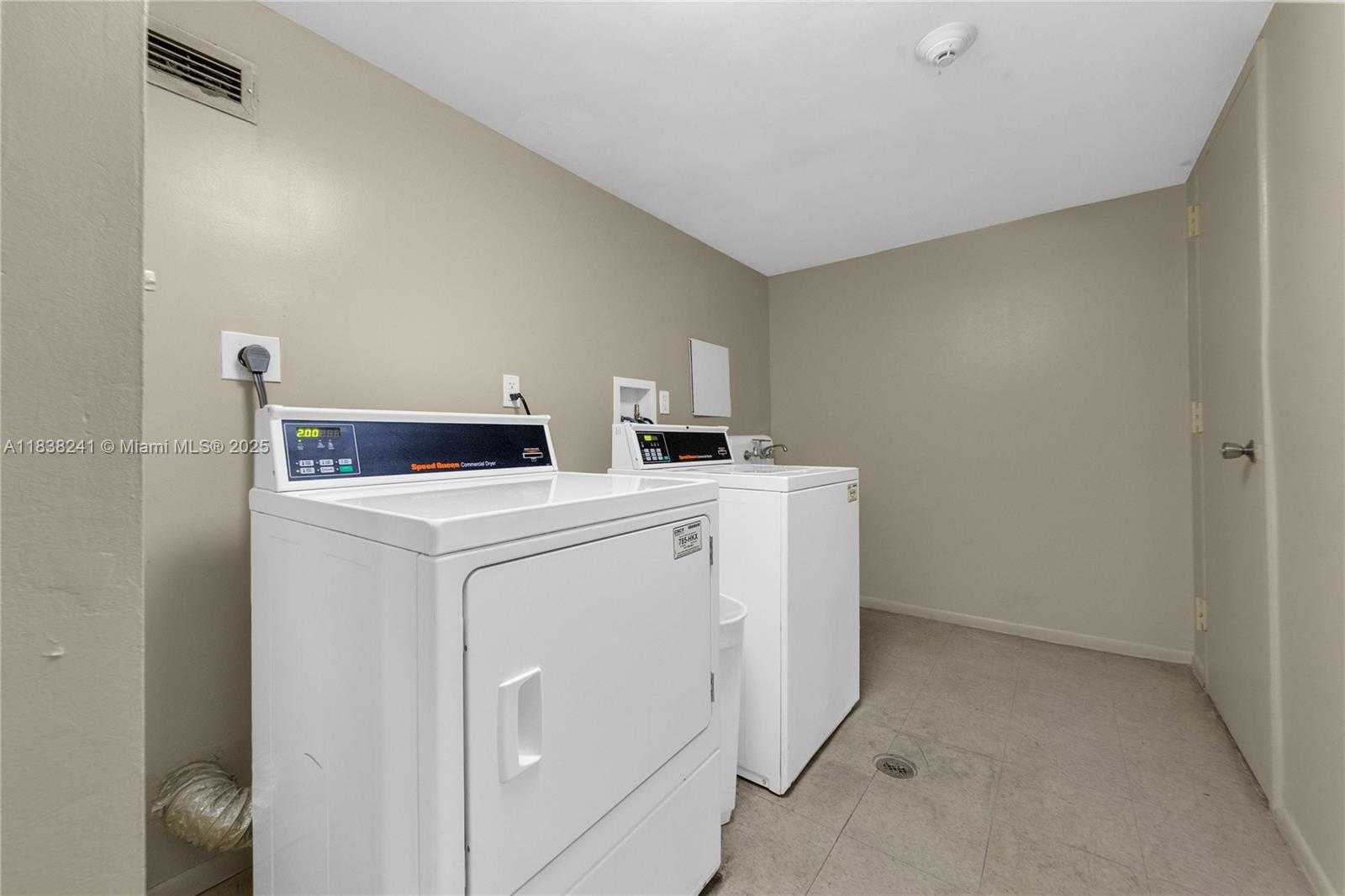 Small Image of 5555 COLLINS AVE #6D, Miami Beach Number 13