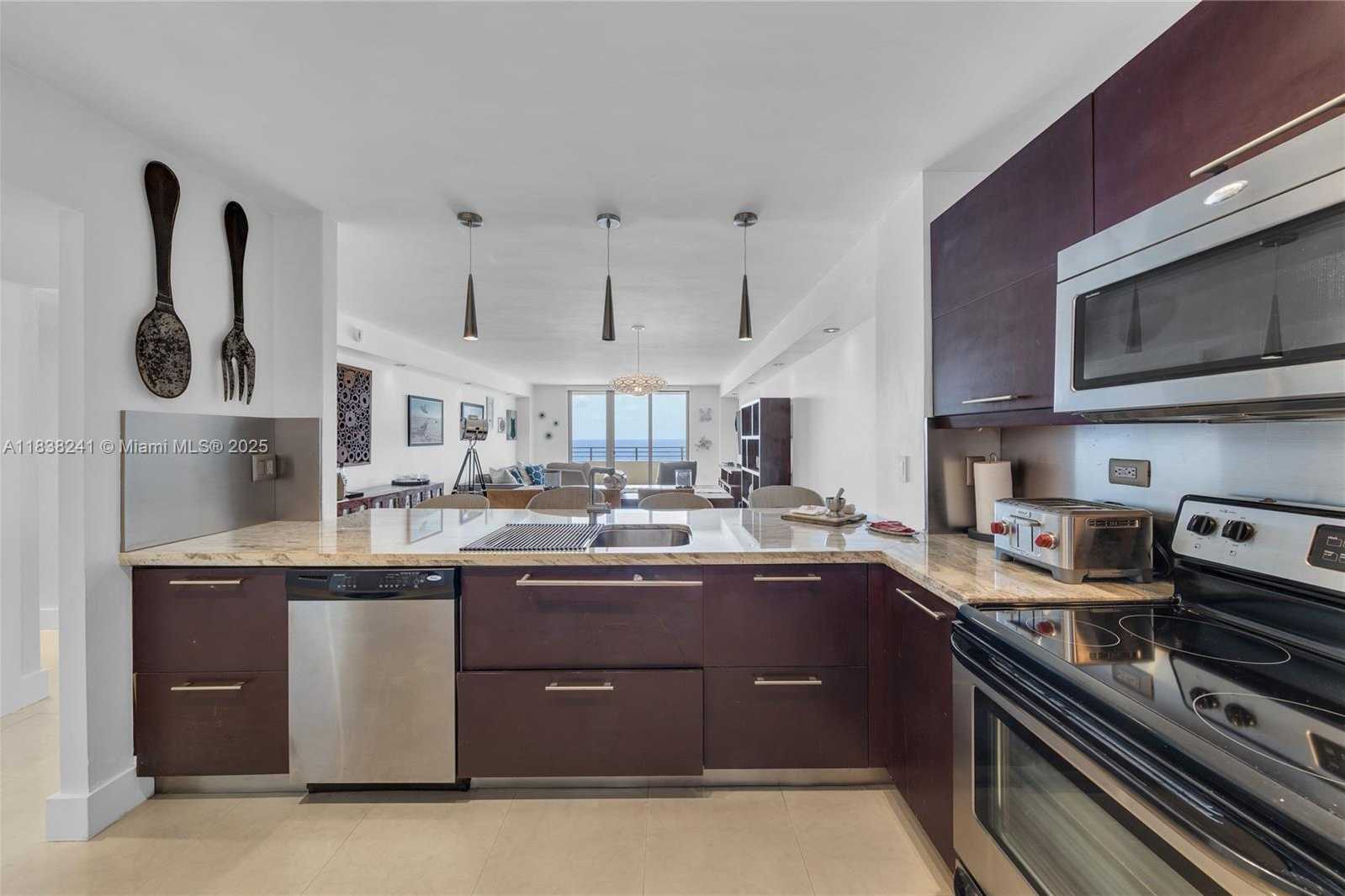 Small Image of 5555 COLLINS AVE #6D, Miami Beach Number 5