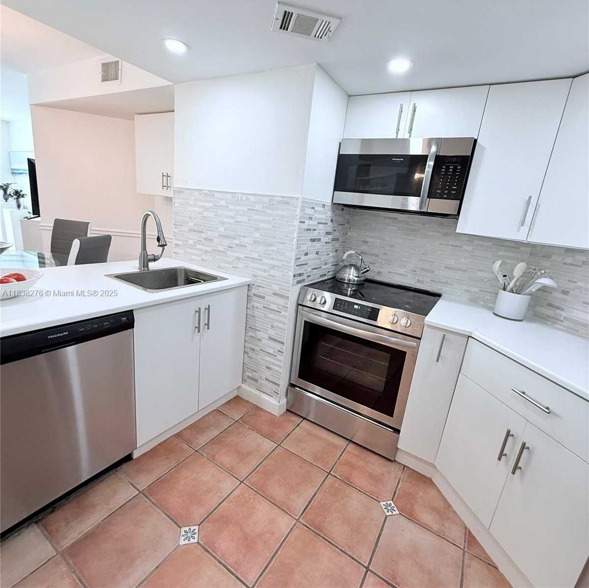 Small Image of 5880 COLLINS AVE #303, Miami Beach Number 4