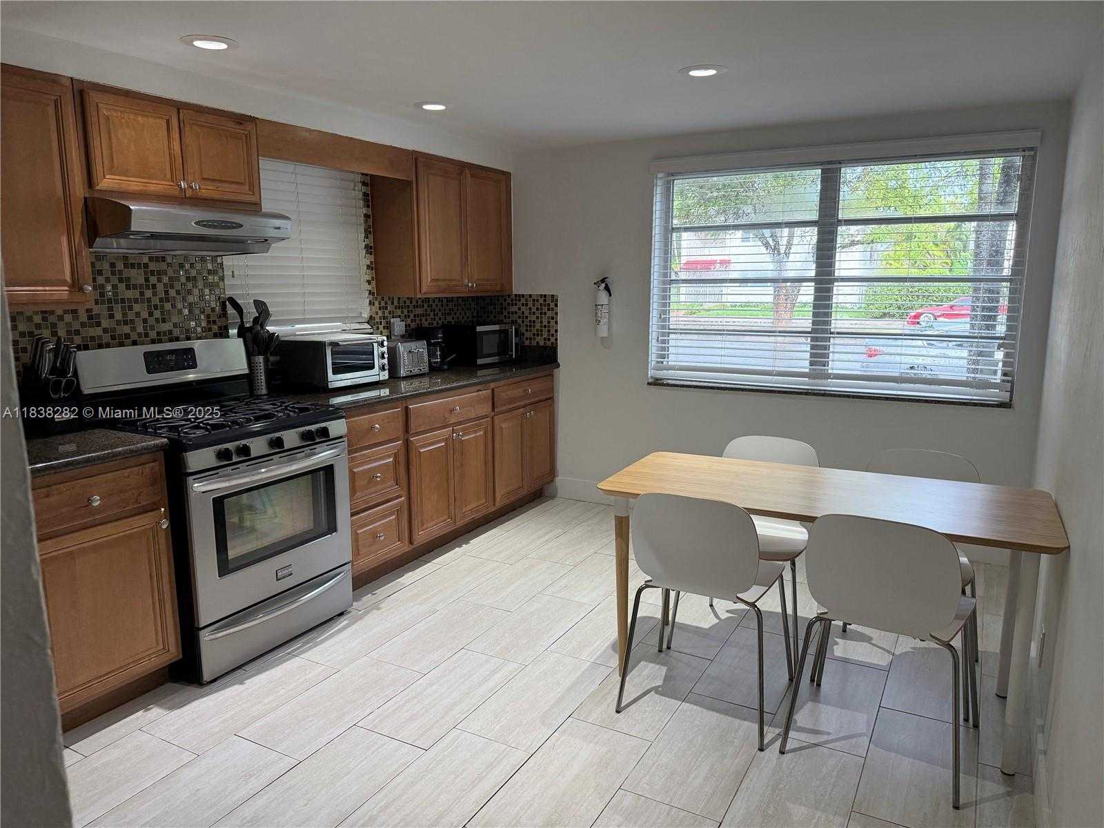 Small Image of 3909 PONCE DE LEON BLVD #2, Coral Gables Number 11