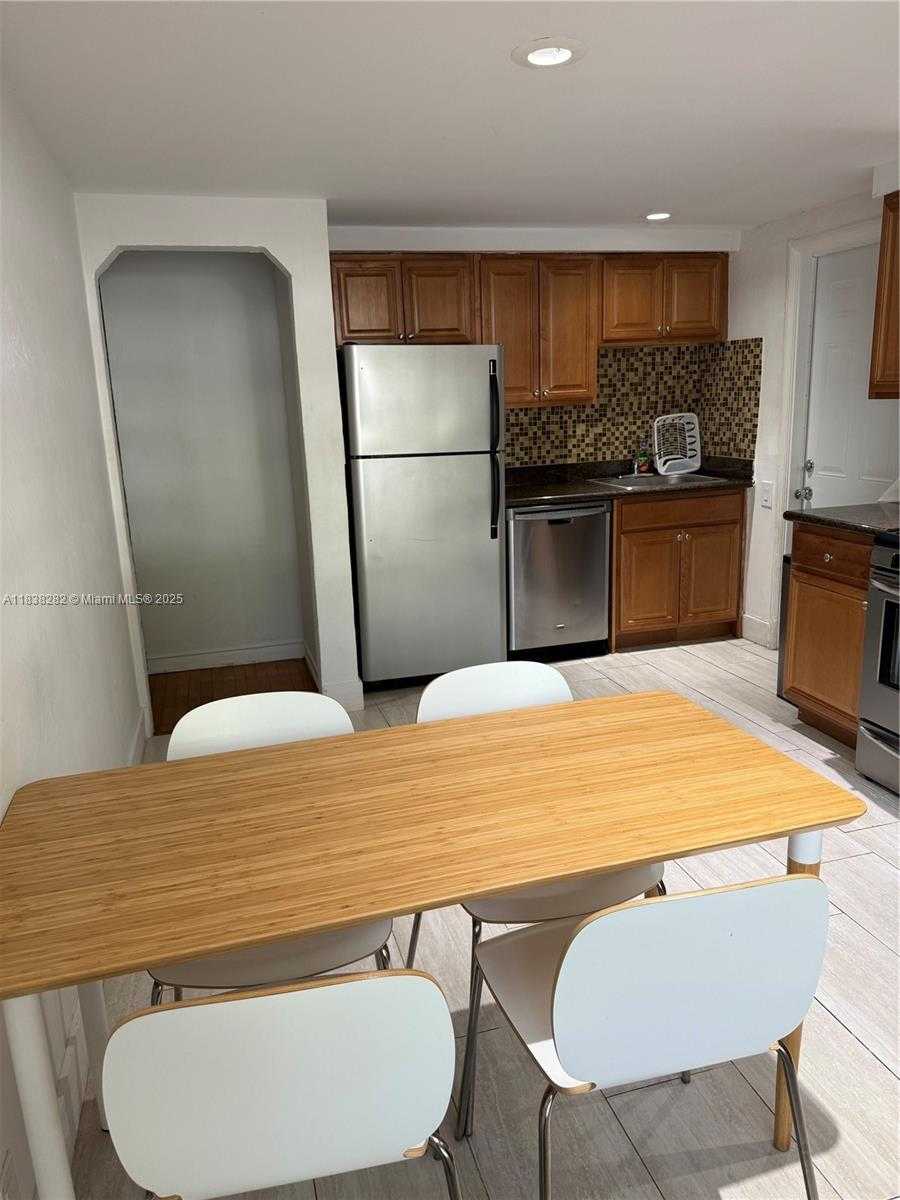 Small Image of 3909 PONCE DE LEON BLVD #2, Coral Gables Number 9