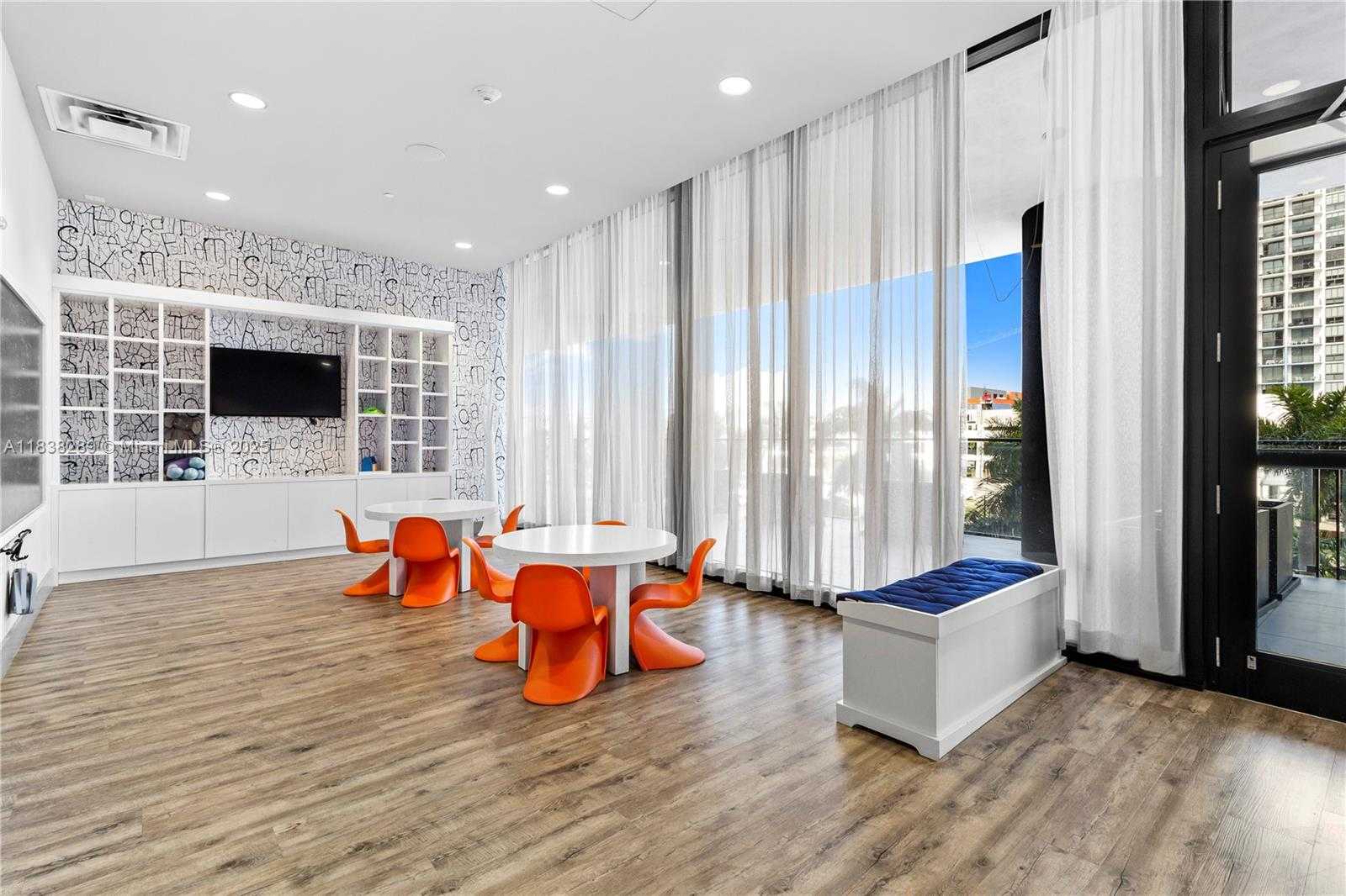 Small Image of 5300 PASEO BLVD #1214, Doral Number 23