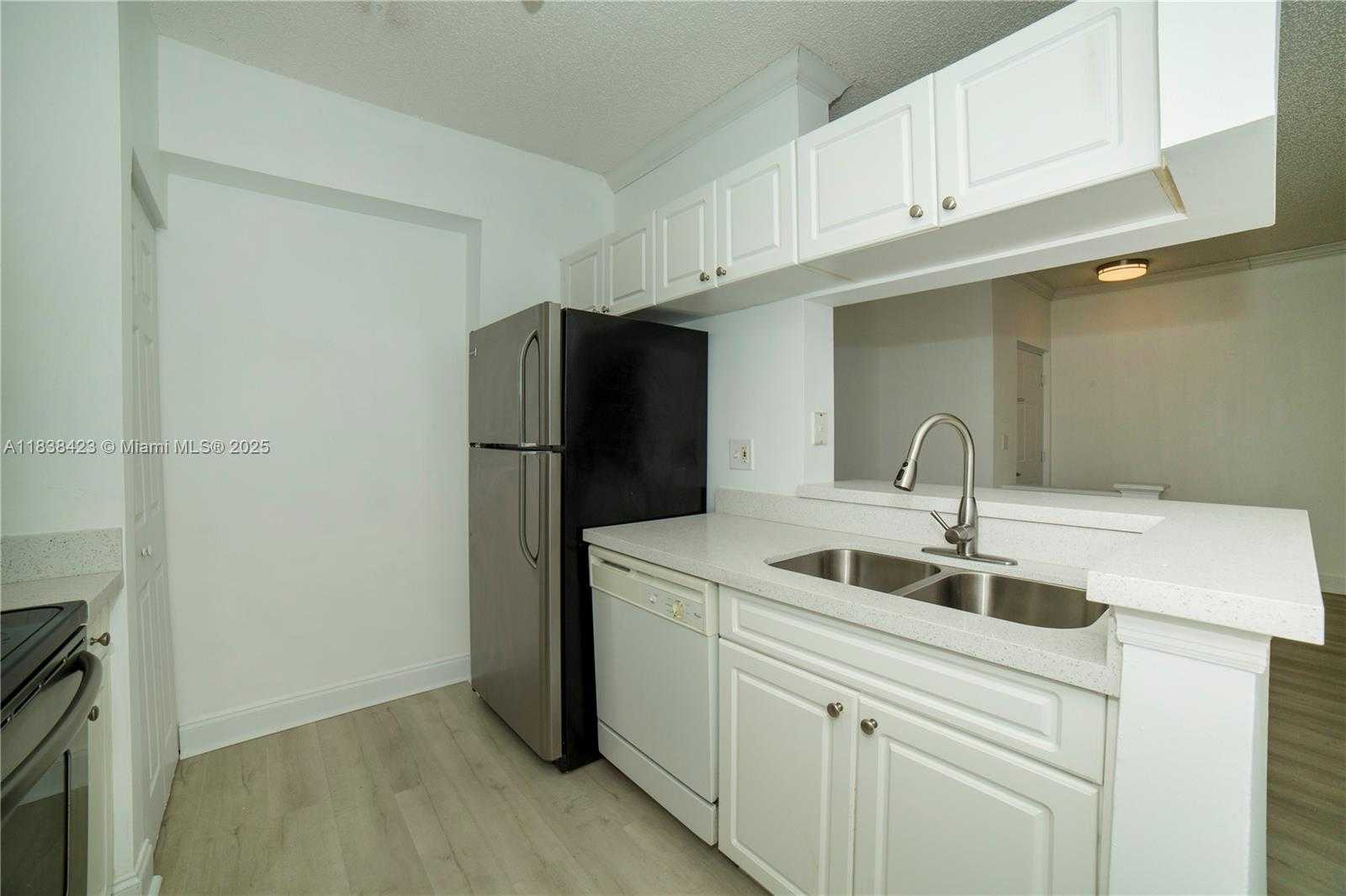 Small Image of 17125 NORTH BAY RD #3101, Sunny Isles Beach Number 2