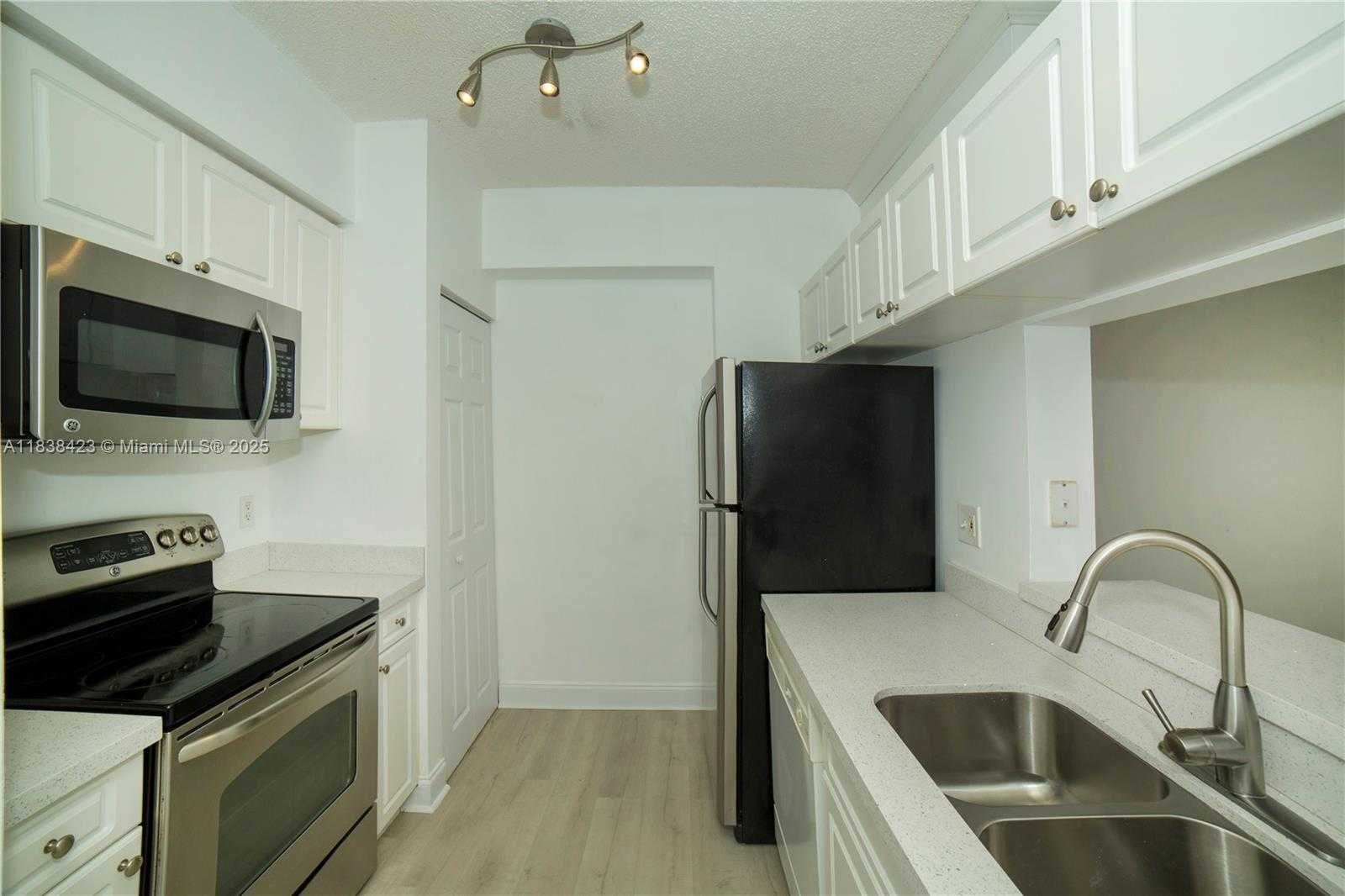 Small Image of 17125 NORTH BAY RD #3101, Sunny Isles Beach Number 3