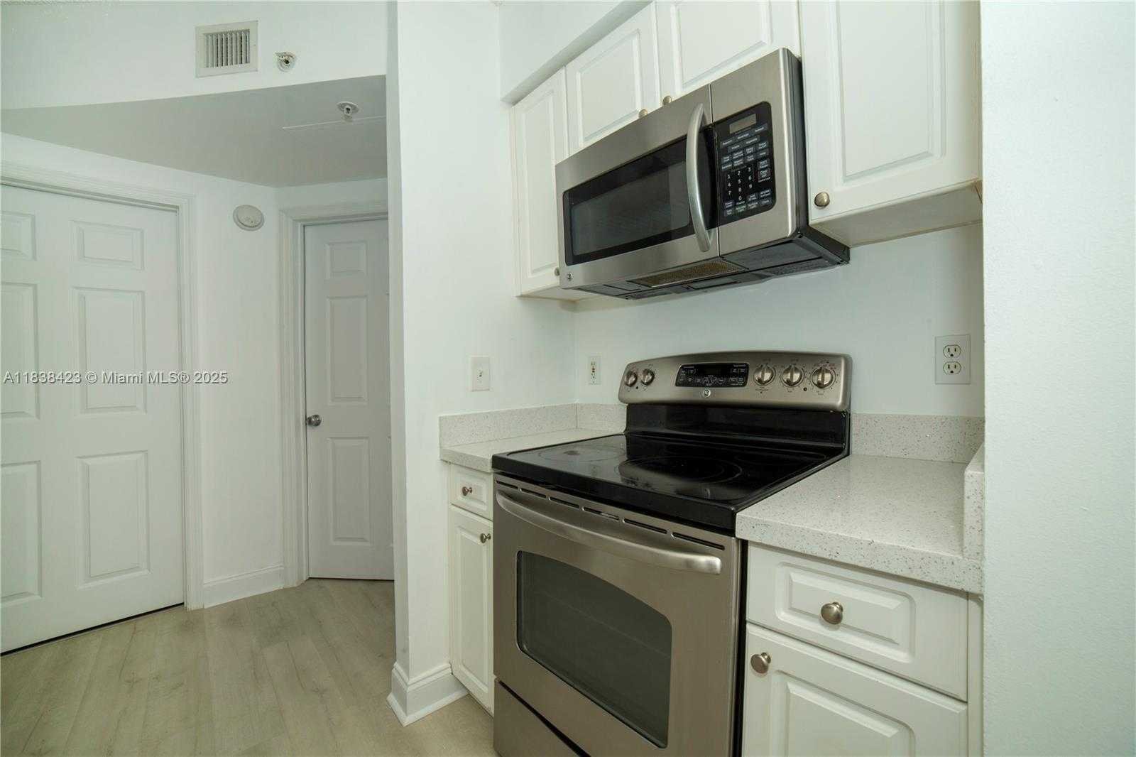 Small Image of 17125 NORTH BAY RD #3101, Sunny Isles Beach Number 4