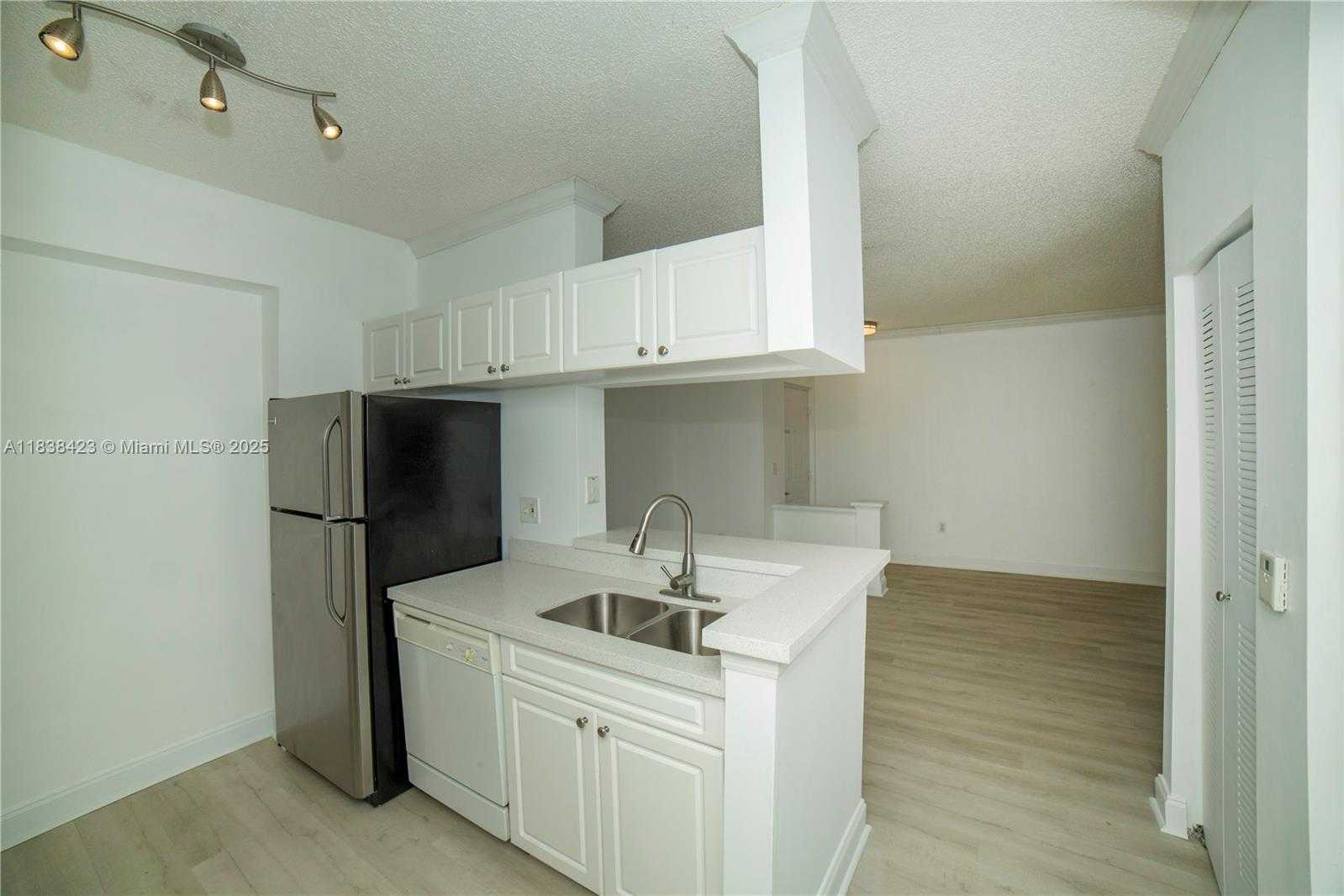 Small Image of 17125 NORTH BAY RD #3101, Sunny Isles Beach Number 6