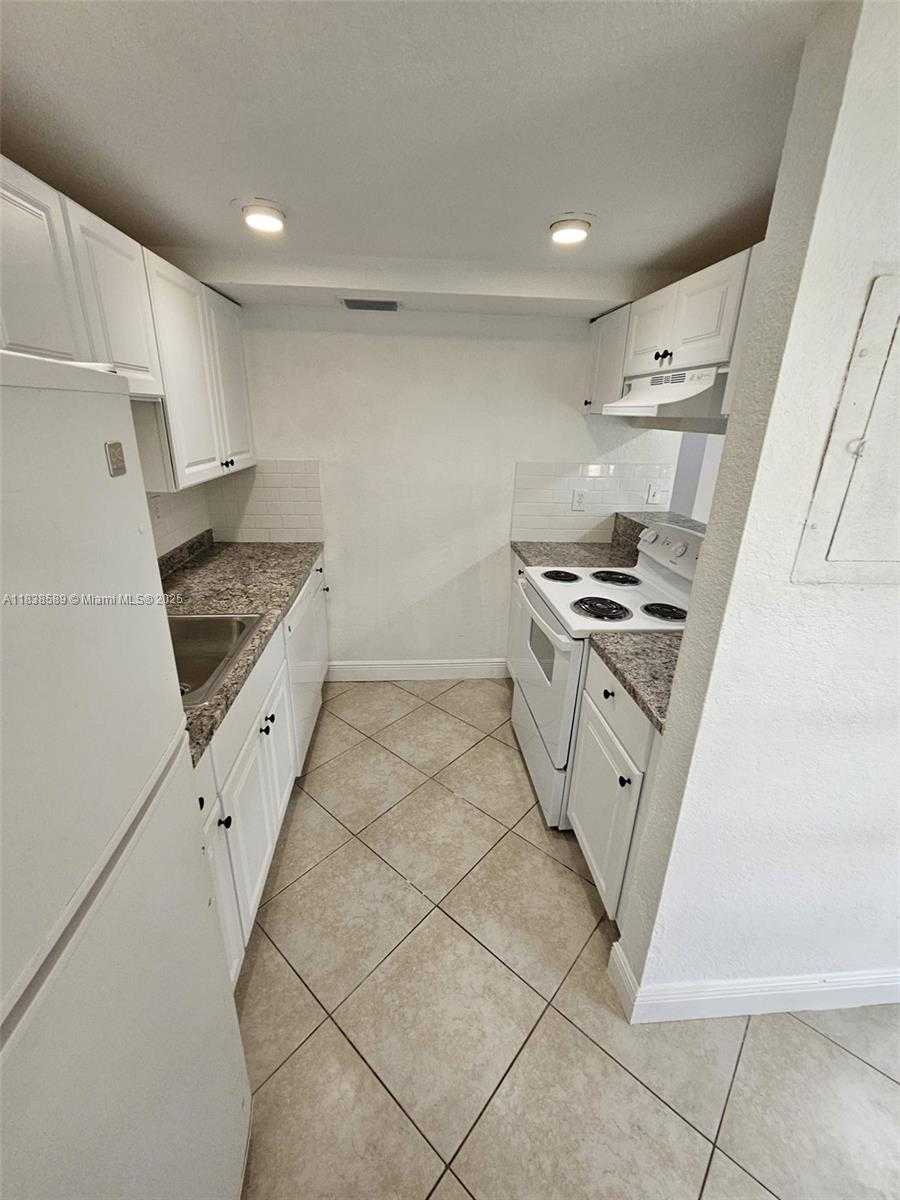Small Image of 235 ANTILLA AVE #1, Coral Gables Number 6