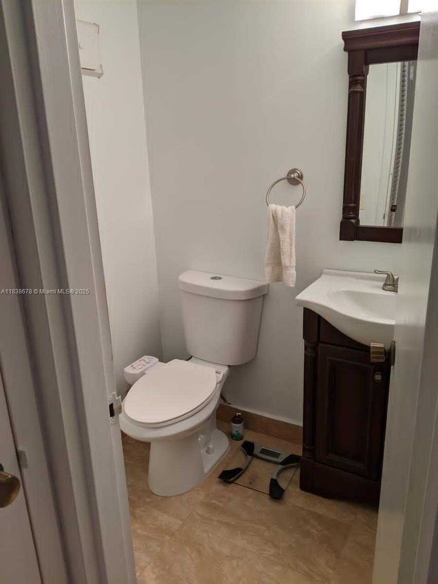 Small Image of 17800 ATLANTIC BLVD #409, Sunny Isles Beach Number 10