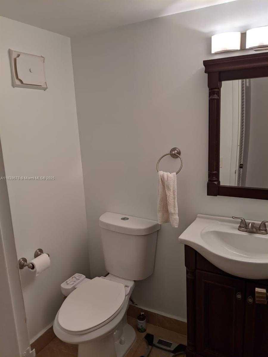 Small Image of 17800 ATLANTIC BLVD #409, Sunny Isles Beach Number 11