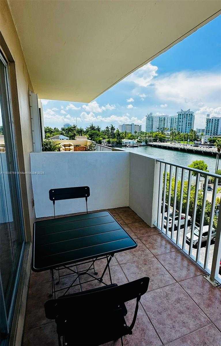 Small Image of 1455 NORTH TREASURE DR #5B, North Bay Village Number 19