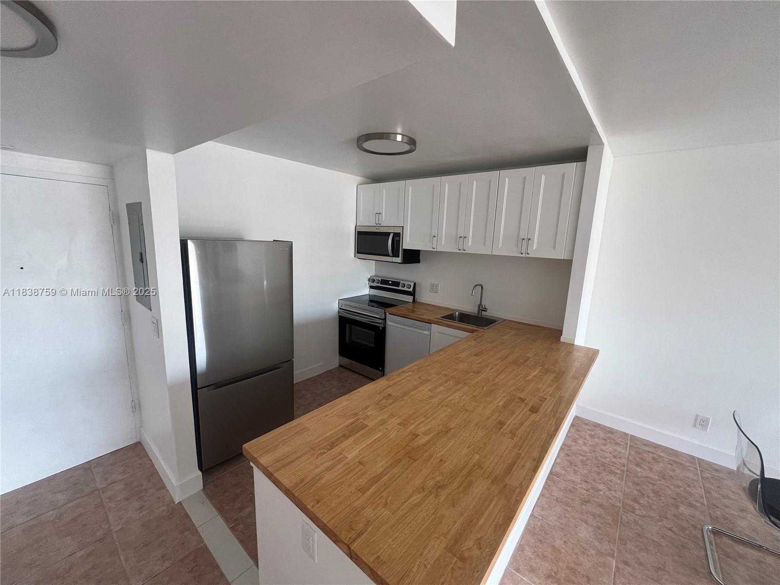 Small Image of 1455 NORTH TREASURE DR #5B, North Bay Village Number 2