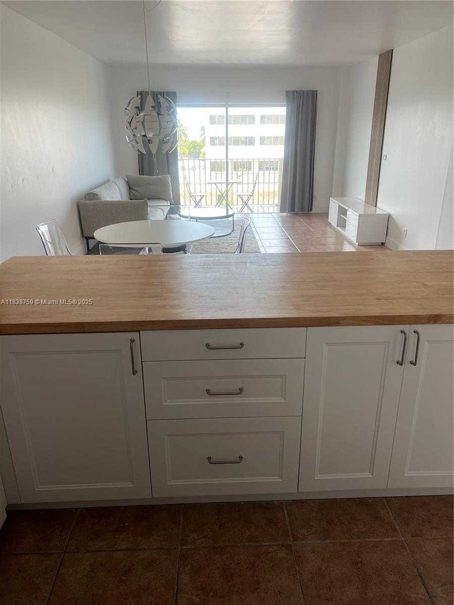 Small Image of 1455 NORTH TREASURE DR #5B, North Bay Village Number 3