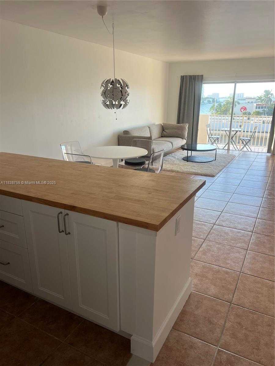 Small Image of 1455 NORTH TREASURE DR #5B, North Bay Village Number 6