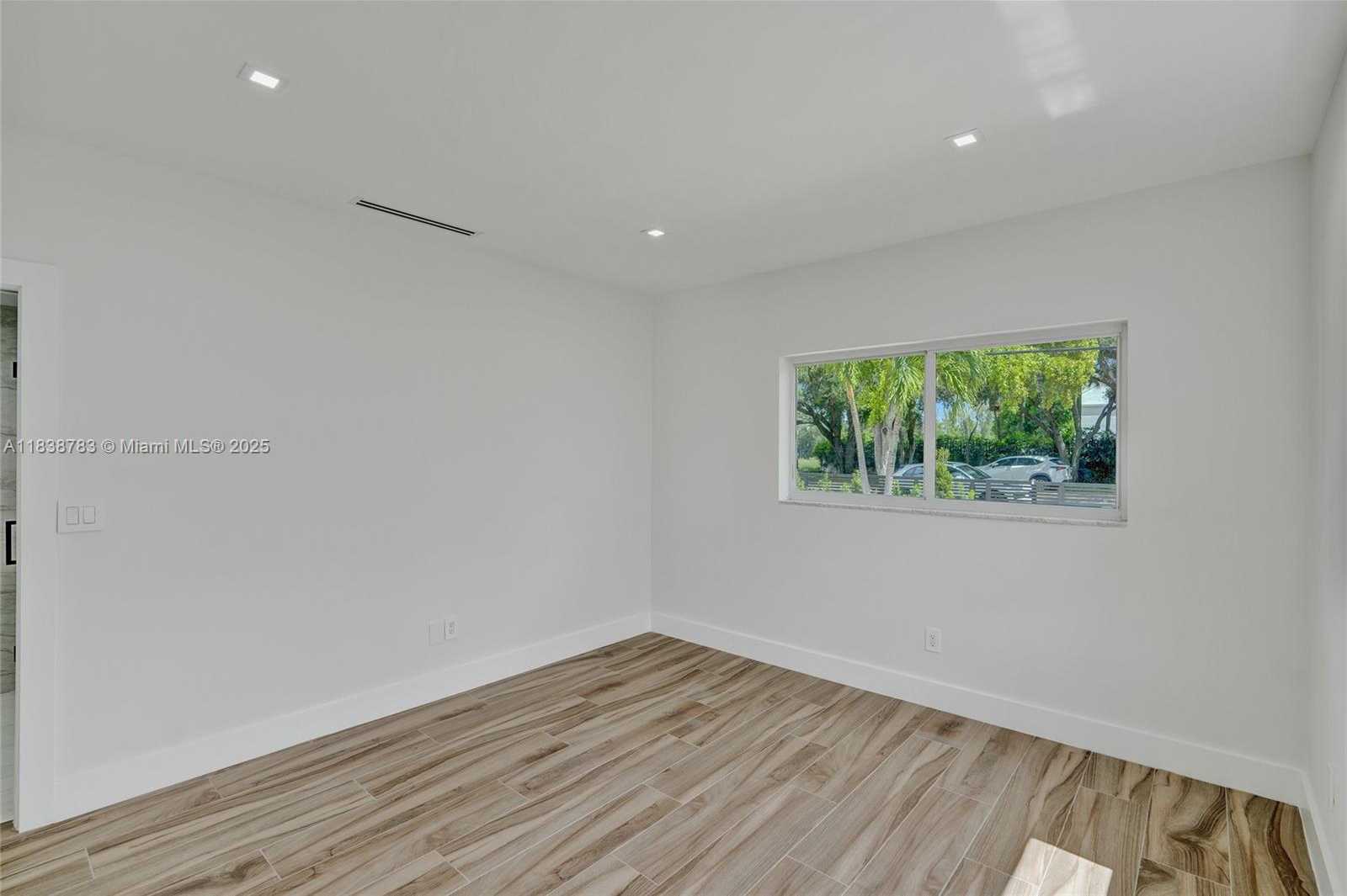 Small Image of 1840 NORTH EAST 199TH ST #1840, Miami Number 25