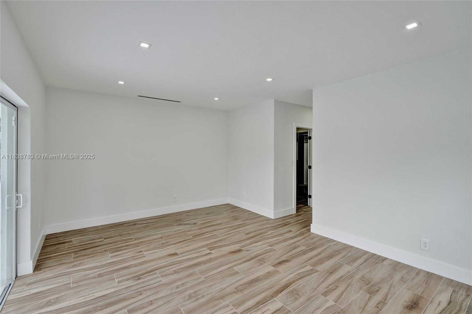 Small Image of 1840 NORTH EAST 199TH ST #1840, Miami Number 34