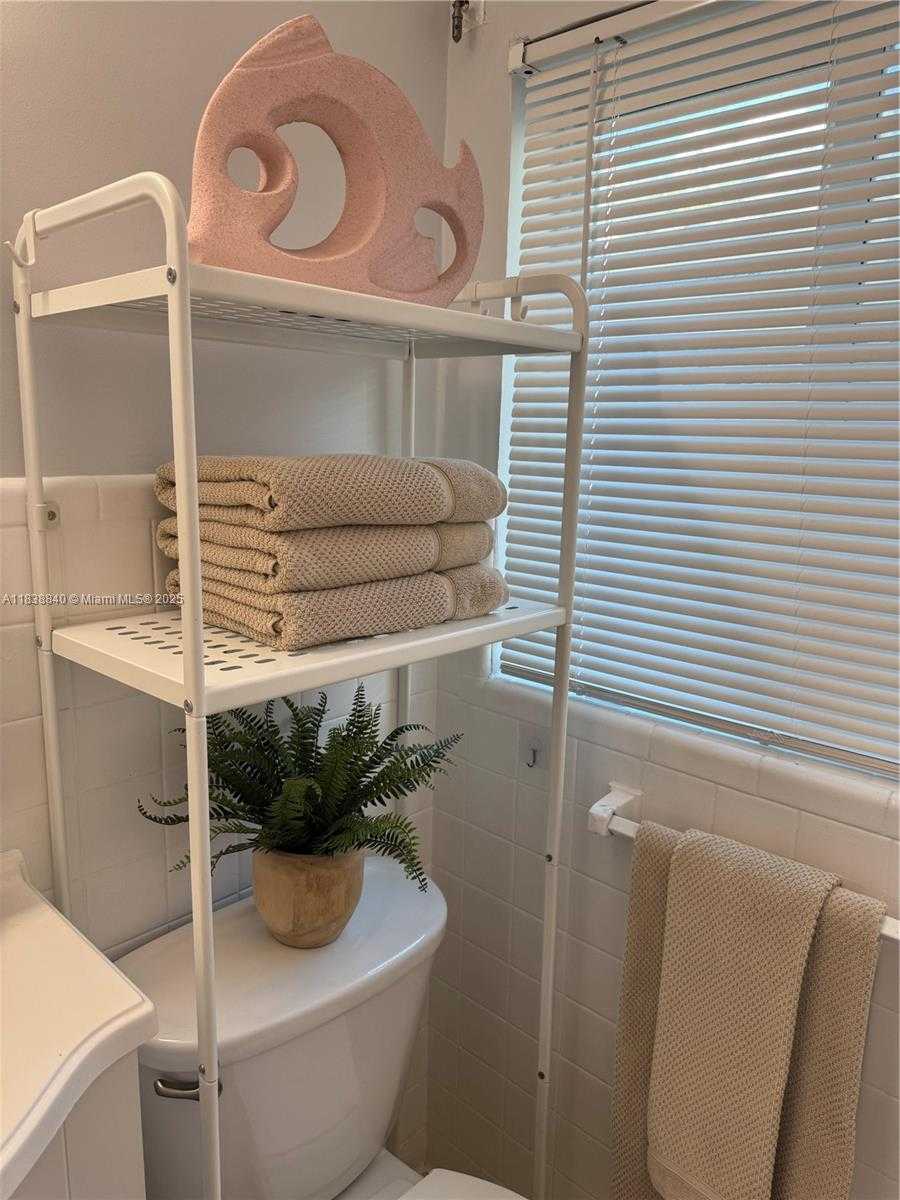 Small Image of 323 NEW MEXICO ST #3, Hollywood Number 15