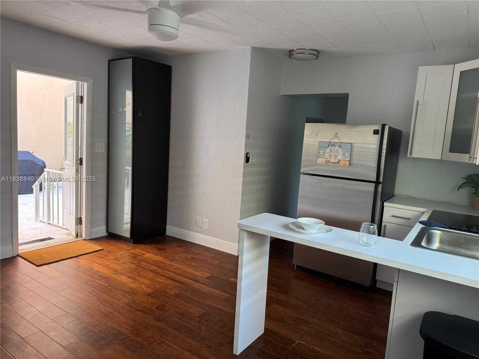 Small Image of 323 NEW MEXICO ST #3, Hollywood Number 27