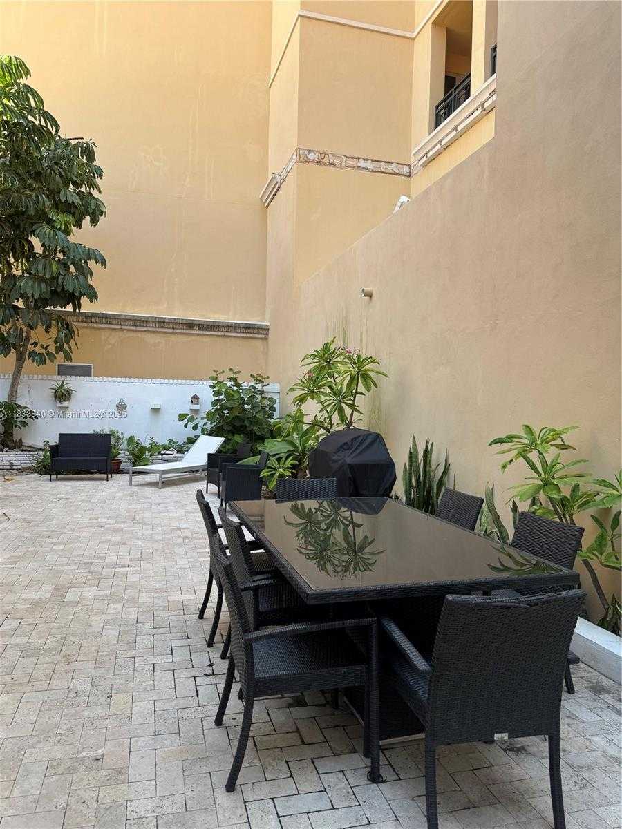 Small Image of 323 NEW MEXICO ST #3, Hollywood Number 32