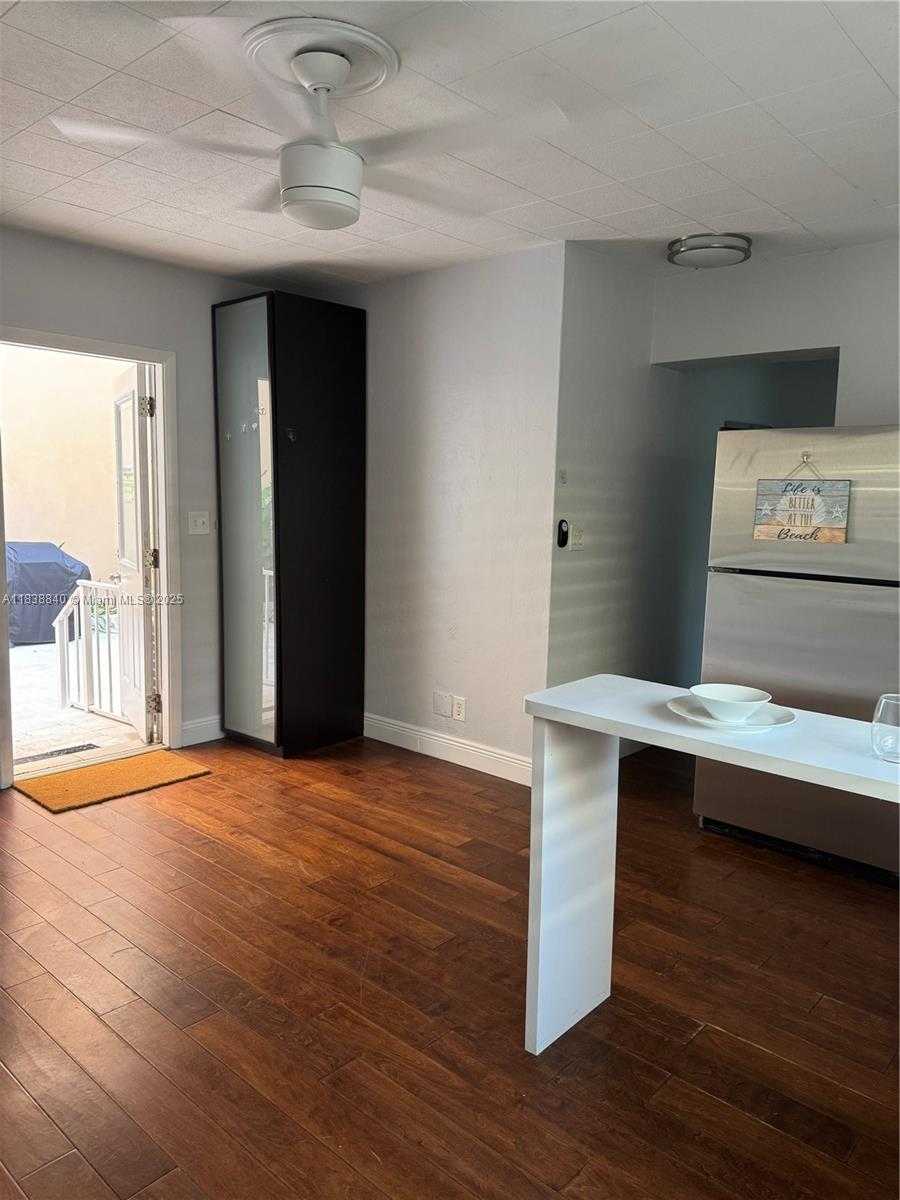 Small Image of 323 NEW MEXICO ST #3, Hollywood Number 4