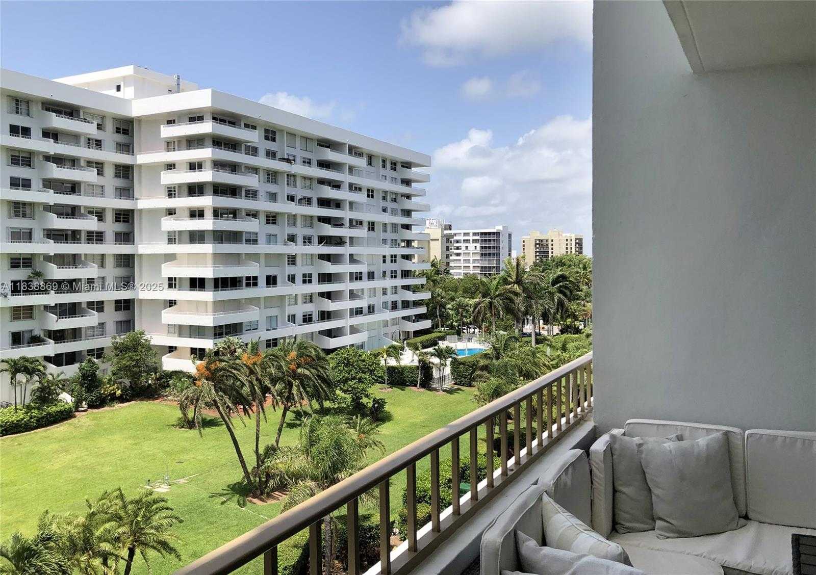 Small Image of 177 OCEAN LANE DR #611, Key Biscayne Number 2