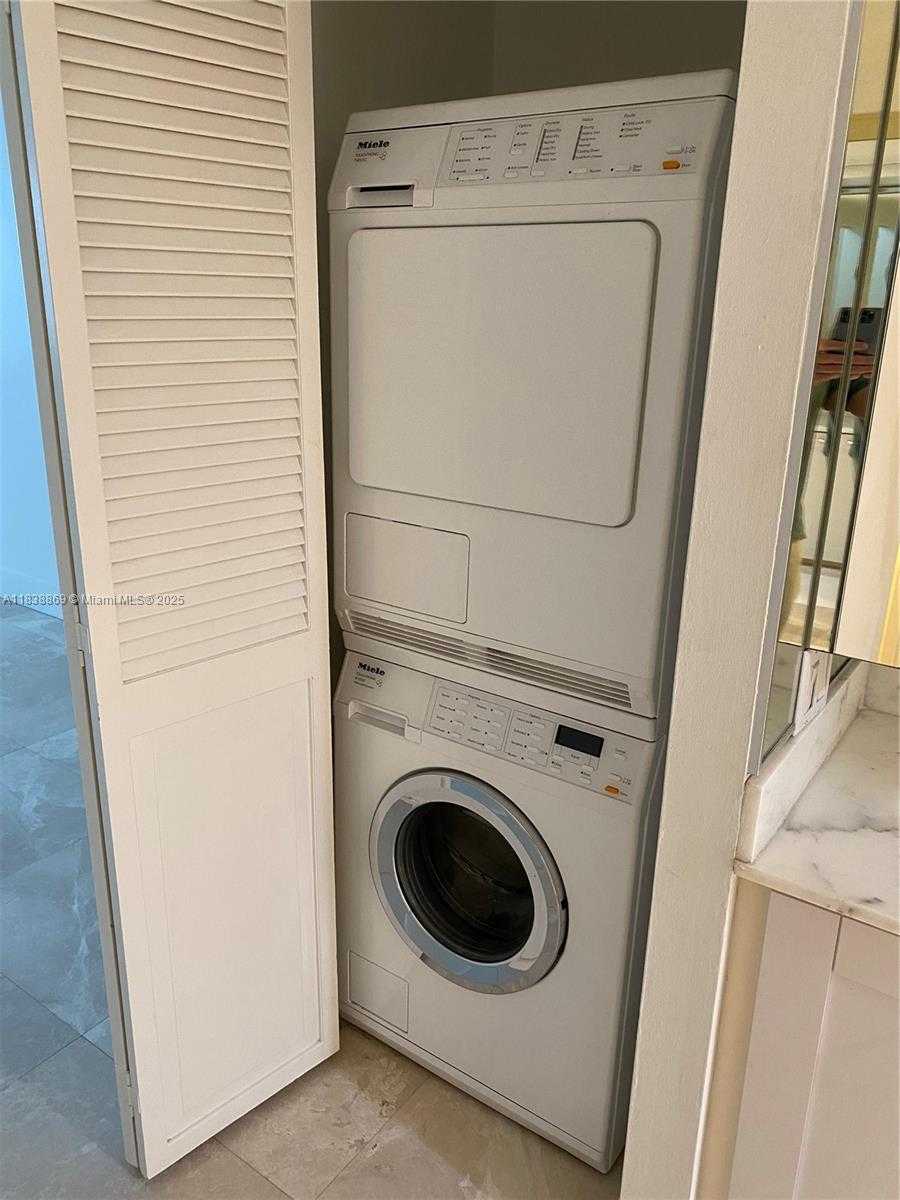 Small Image of 177 OCEAN LANE DR #611, Key Biscayne Number 8